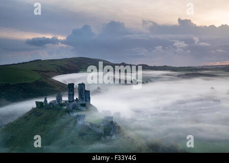 Corfe Castle nella nebbia all'alba, Dorset, Inghilterra Foto Stock