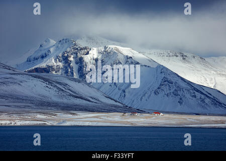 Snowclad Bjarnarhafnarfjalll, Penisola Snaefellsness, Islanda Foto Stock