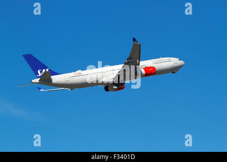 Copenhagen, Danimarca. Il 29 settembre 2015. LN-RKR volo SK925 decolla da CPH KASTRUP Airport. Scandinavian Airlines SAS ha preso in consegna il primo dei quattro nuovi collegamenti di lungo raggio Airbus A330-300 Enhanced, a medio e lungo raggio, wide-body, twin-motore jet. Il velivolo è stato nel funzionamento commerciale poiché il 21 settembre. In primo luogo su alcuni voli per e da Chicago - e gli ultimi giorni per e da Washington (IAD). Credito: Niels Quist/Alamy Live News Foto Stock