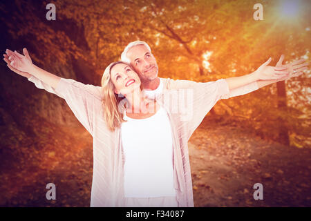 Immagine composita di allegro giovane con le braccia aperte Foto Stock