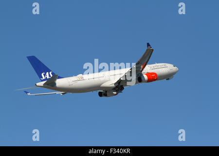 Copenhagen, Danimarca. Il 29 settembre 2015. LN-RKR volo SK925 decolla da CPH KASTRUP Airport. Scandinavian Airlines SAS ha preso in consegna il primo dei quattro nuovi collegamenti di lungo raggio Airbus A330-300 Enhanced, a medio e lungo raggio, wide-body, twin-motore jet. Il velivolo è stato nel funzionamento commerciale poiché il 21 settembre. In primo luogo su alcuni voli per e da Chicago - e gli ultimi giorni per e da Washington (IAD). Credito: Niels Quist/Alamy Live News Foto Stock