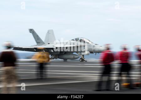 Un US Navy F/A-18F Super Hornet fighter aircraft lancia dal ponte di volo della portaerei USS Harry Truman Settembre 15, 2015 operanti nell'Oceano Atlantico. Foto Stock