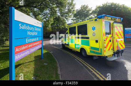 A South Western Ambulance arrivando a Salisbury District Hospital, Salisbury, Wiltshire, Regno Unito Foto Stock