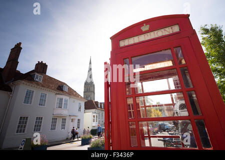Tradizionale in rosso nella casella Telefono raffigurato in Salisbury con la cattedrale in background Foto Stock