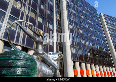 Scultura il distacco dell Europa nella parte anteriore della sede del consiglio d'Europa / CoE / Conseil de l'Europe, Strasburgo, Francia Foto Stock