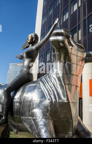 Scultura il distacco dell Europa nella parte anteriore della sede del consiglio d'Europa / CoE / Conseil de l'Europe, Strasburgo, Francia Foto Stock