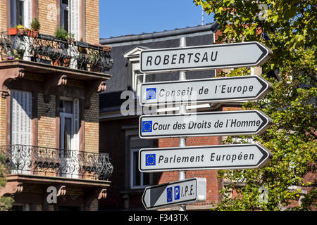 Cartello con le indicazioni per le varie ufficio dell'Unione europea degli edifici nel quartiere europeo a Strasburgo, Francia Foto Stock