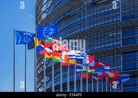 Bandiere di paesi in Europa di fronte al Parlamento europeo / EP a Strasburgo, Francia Foto Stock