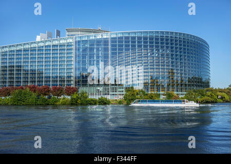 In barca per visite guidate con i turisti di fronte al Parlamento europeo / EP a Strasburgo, Francia Foto Stock