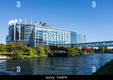 Passaggio sopra il fiume Ill al Parlamento europeo / EP a Strasburgo, Francia Foto Stock