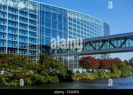 Passaggio sopra il fiume Ill al Parlamento europeo / EP a Strasburgo, Francia Foto Stock