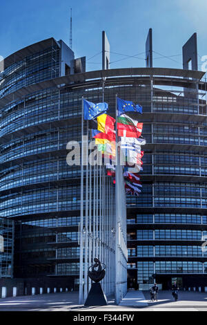 Bandiere di paesi in Europa di fronte al Parlamento europeo / EP a Strasburgo, Francia Foto Stock