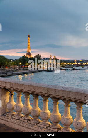 La tour Eiffel e la Senna, Parigi, Francia Foto Stock
