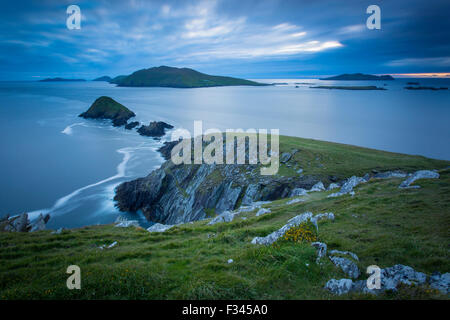 Crepuscolo sopra Dunmore testa con isole Blasket al di là, la penisola di Dingle, nella contea di Kerry, Repubblica di Irlanda Foto Stock