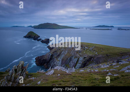 Crepuscolo sopra Dunmore testa con isole Blasket al di là, la penisola di Dingle, nella contea di Kerry, Repubblica di Irlanda Foto Stock