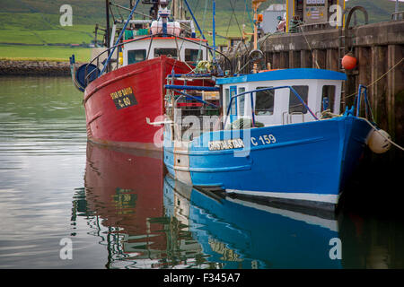 Barche da pesca lungo il molo nel porto di Dingle, Dingle, nella contea di Kerry, Repubblica di Irlanda Foto Stock