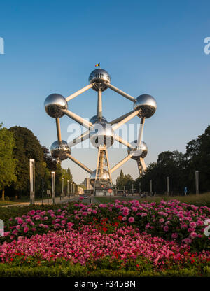 Atomium, il modello di una molecola di ferro, a Bruxelles Belgio Europa Foto Stock