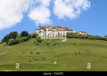 Castelluccio di Norcia durante la stagione di fioritura. Umbria, Italia Foto Stock