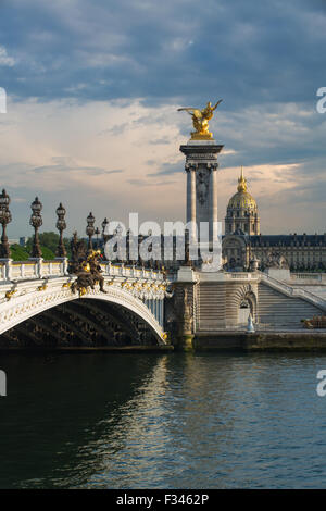 Pont Alexandre III, guardando verso Les Invalides oltre il Fiume Senna, Parigi, Francia Foto Stock