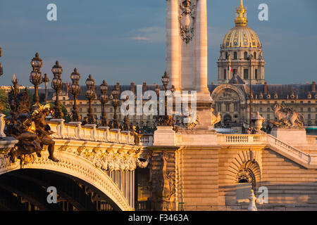 Pont Alexandre III, guardando verso Les Invalides oltre il Fiume Senna, Parigi, Francia Foto Stock