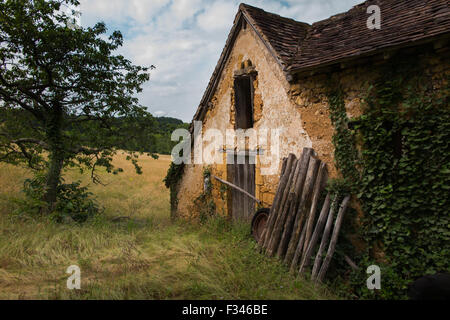 Un casale abbandonato vicino Molières, Pays de Bergerac, Périgord e Dordogna, Aquitaine, Francia Foto Stock