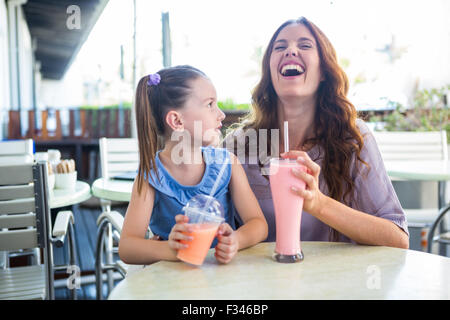 Madre e figlia seduto fuori il cafe Foto Stock