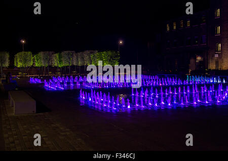 Fontane colorate dietro la stazione di Kings Cross sulla ​Granary Sqare Foto Stock