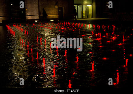 Fontane colorate dietro la stazione di Kings Cross sulla ​Granary Sqare Foto Stock