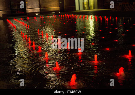 Fontane colorate dietro la stazione di Kings Cross sulla piazza ​Granary Foto Stock