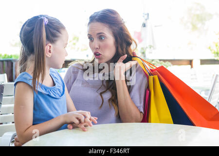 Madre e figlia seduti al bar terrazza Foto Stock