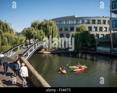 Kayaking sul Regents Canal a Camden London REGNO UNITO Foto Stock