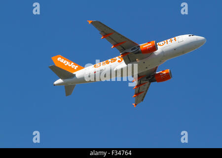 HB-JZV, EasyJet Svizzera,Airbus A319-111 decolla da CPH KASTRUP Airport, Copenhagen, Danimarca per Basilea. Foto Stock