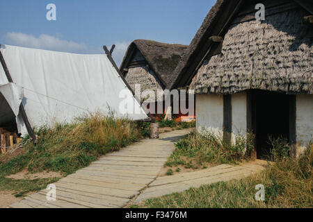 Ribe, Danimarca - 20 agosto 2015- Case fatte a mano ispirate alle case vichinghe in cui vivevano al Vikingcenter, Ribe. Foto Stock