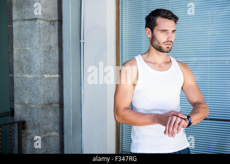 Bello atleta controllare la frequenza cardiaca watch Foto Stock