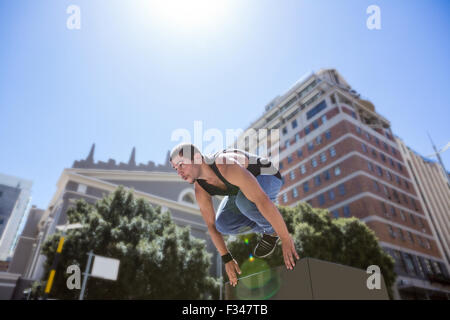 Athletic uomo che fa parkour in città Foto Stock