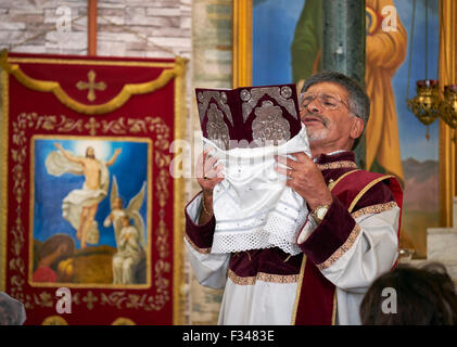 Sacerdote di eseguire un servizio di nozze nella Chiesa Armena a Alfortville, Paris, Francia. Foto Stock