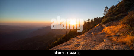 Tramonto sulla Sierra Nevada da Hanging Rock, Sequoia National Park, California, Stati Uniti d'America Foto Stock