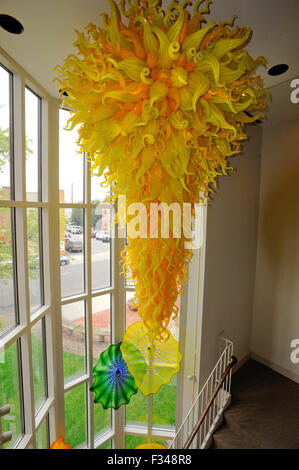 Dale Chihuly 'Neon giallo lampadario' sculture di vetro nella zona di Columbus del centro visitatori, Columbus, Indiana Foto Stock