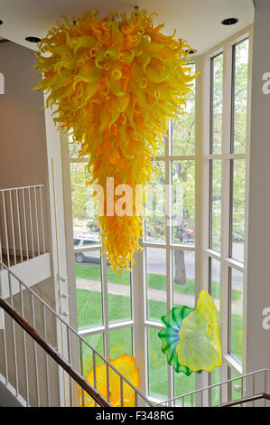 Dale Chihuly 'Neon giallo lampadario' sculture di vetro nella zona di Columbus del centro visitatori, Columbus, Indiana Foto Stock
