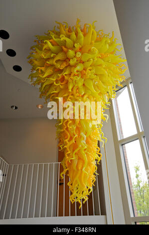 Dale Chihuly 'Neon giallo lampadario' sculture di vetro nella zona di Columbus del centro visitatori, Columbus, Indiana Foto Stock