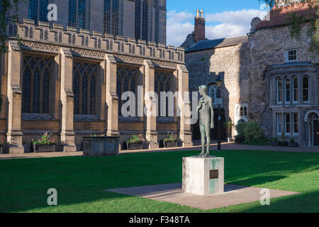 Scultura Elisabeth Frink, vista di una statua di San Edmund di Dame Elisabeth Frink situata nella Cattedrale vicino, Bury St. Edmunds, Suffolk UK. Foto Stock