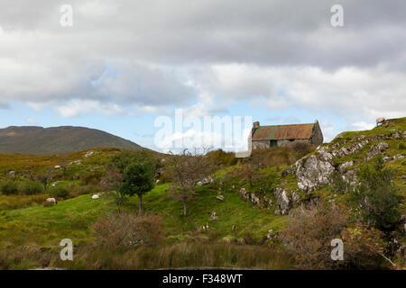 Un abbandonate e cottage in Connemara montagne di Irlanda Foto Stock