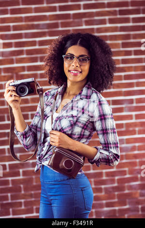 Attraente tanga sorridente in posa con la fotocamera Foto Stock