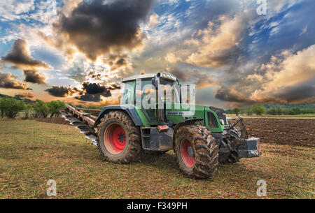 Karlovo, Bulgaria - Agosto 22th, 2015: trattore FENDT 716 Vario. Fendt è un produttore tedesco di trattori agricoli macchine Foto Stock