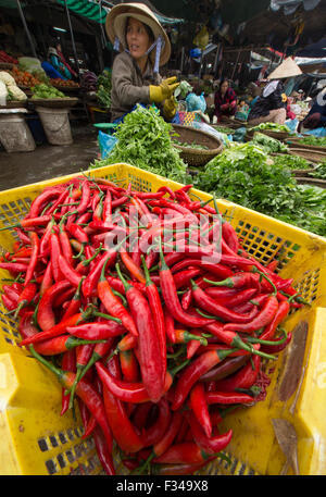 Peperoncini rossi in Dong Ba Market, tonalità, Vietnam Foto Stock