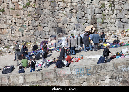 Vandoma Mercato delle Pulci a Porto, Portogallo, tradizionale portoghese bazaar sabato per la seconda mano oggetti usati Foto Stock