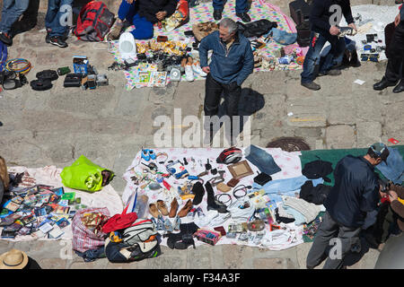 Vandoma Mercato delle Pulci a Porto, Portogallo, tradizionale portoghese bazaar sabato per la seconda mano oggetti usati Foto Stock