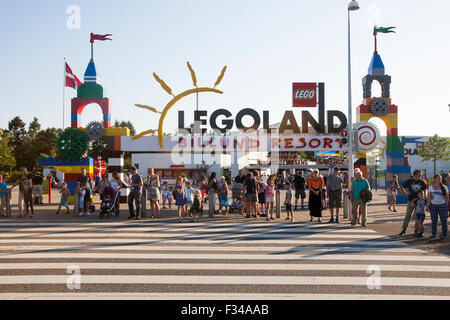 Billund, Danimarca - 22 agosto 2015 - ingresso principale al parco divertimenti Legoland. Foto Stock