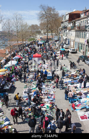 Vandoma Mercato delle Pulci a Porto, Portogallo, tradizionale portoghese bazaar sabato per la seconda mano oggetti usati Foto Stock