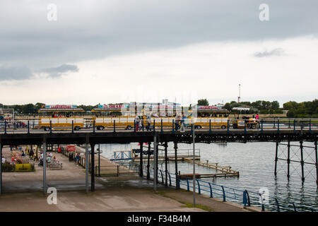 Treno turistico guida su Southport Pier. Meteo a sopraggitto. Foto Stock